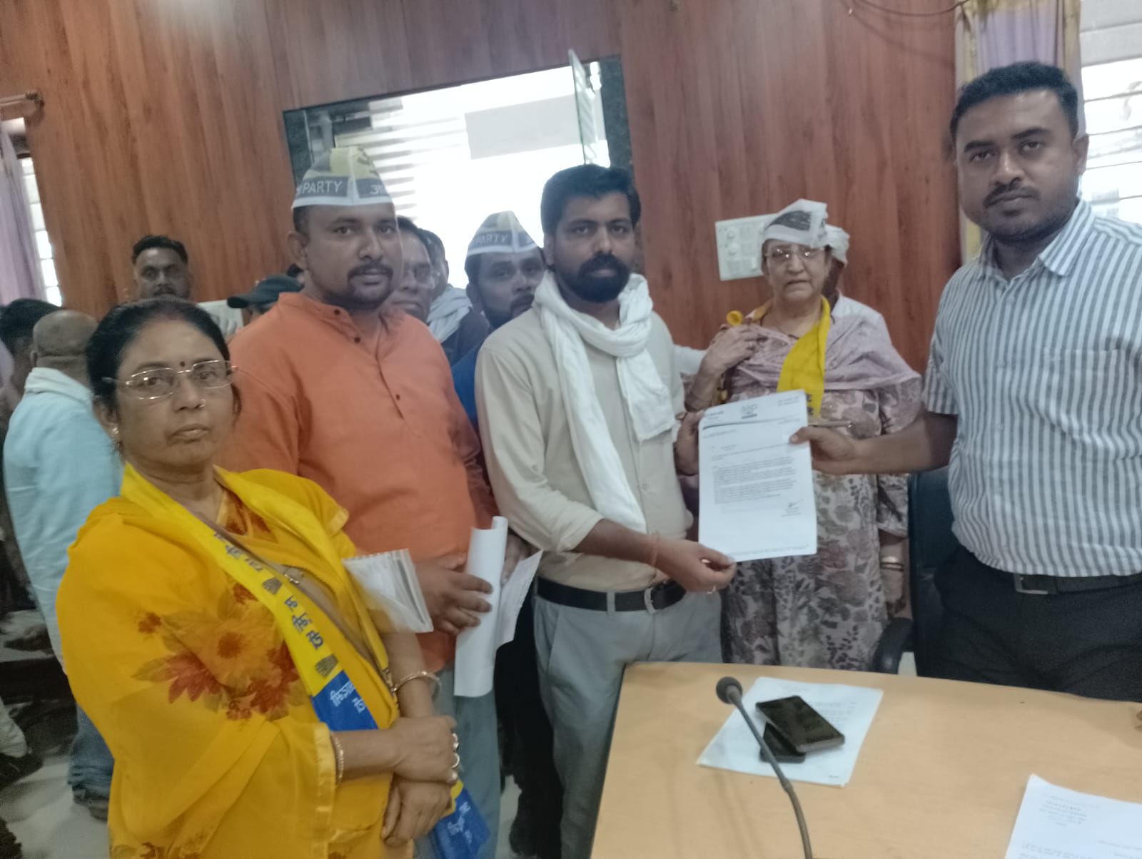 नर्मदा परिक्रमा मार्ग पर स्थित मांसाहार की दुकानों को अन्य जगह स्थानांतरित करने हेतु आम आदमी पार्टी मंडला ने जनसुनवाई में दिया आवेदन।