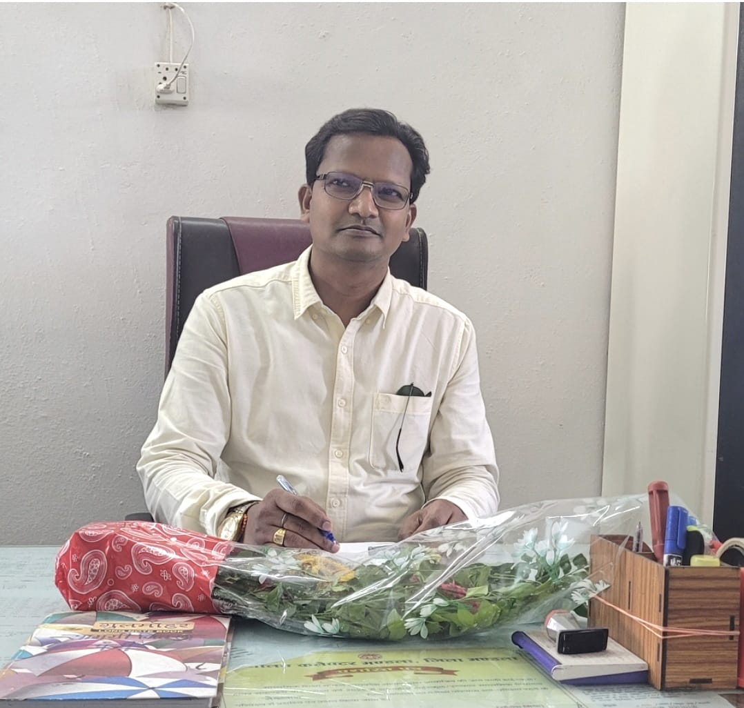 पी.एम. श्री शासकीय हाई स्कूल सेमरखापा में अनिल मरकाम ने संभाला प्राचार्य का पदभार, शिक्षाविदों ने दी शुभकामनाएं