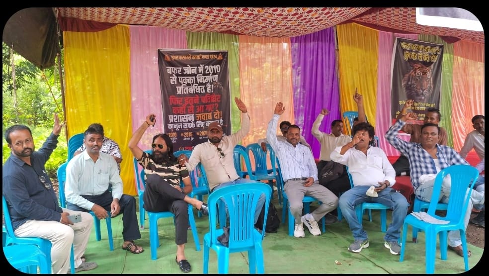 पत्रकारों ने धरना देकर दिया बाघ संरक्षण का संदेश