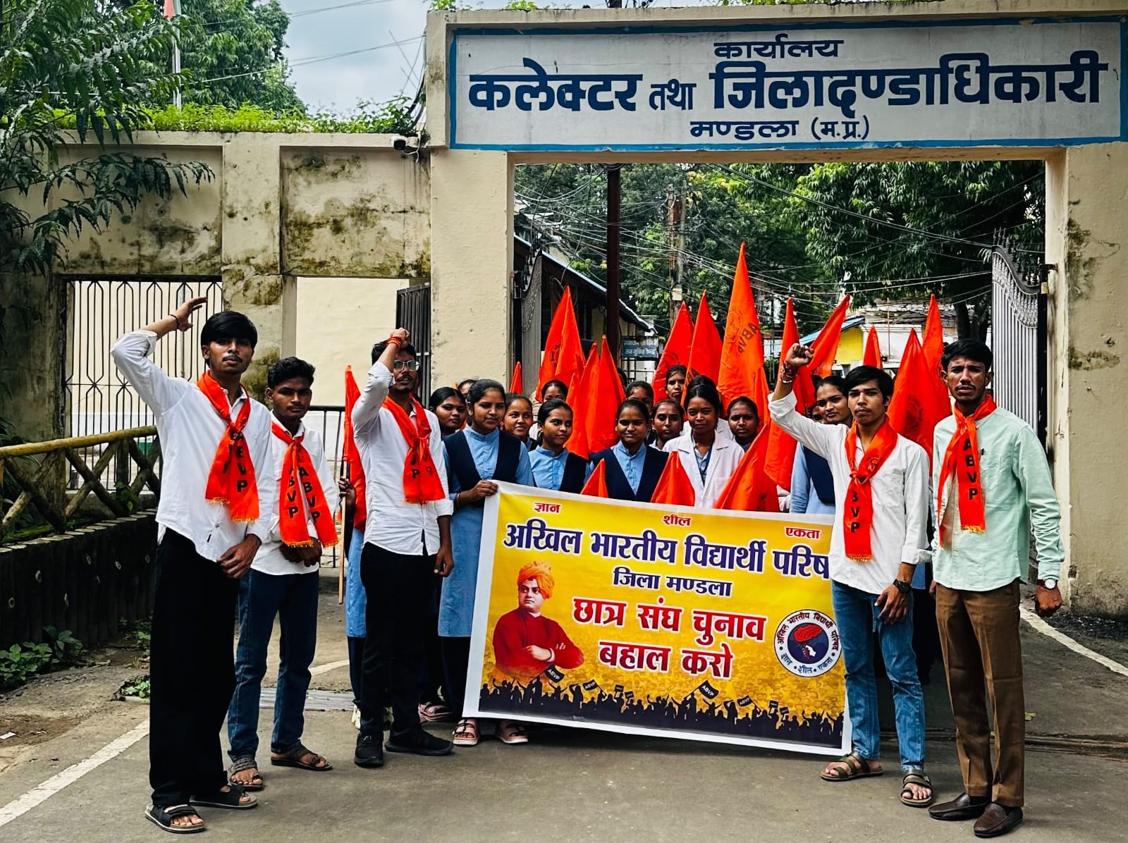 छात्रसंघ चुनाव बहाल करने की मांग को लेकर अभाविप ने कलेक्टर को सौंपा ज्ञापन